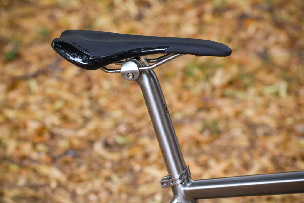 j_guillem_atalaya_-_saddle_and_post.jpg