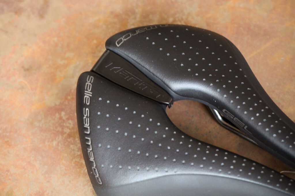 selle_san_marco_mantra_supercomfort_racing_saddle_-_detail.jpg
