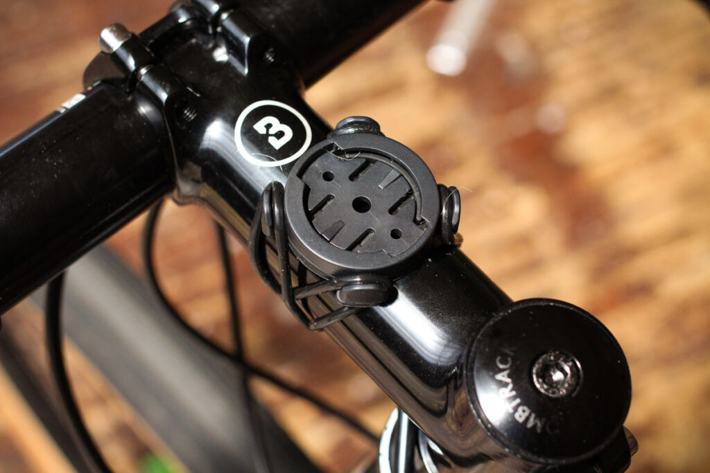 xplova_x3_gps_cycling_computer_-_mount.jpg
