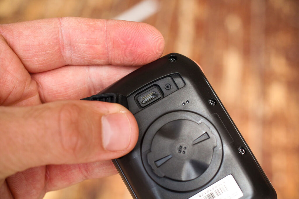xplova_x3_gps_cycling_computer_-_usb_port.jpg