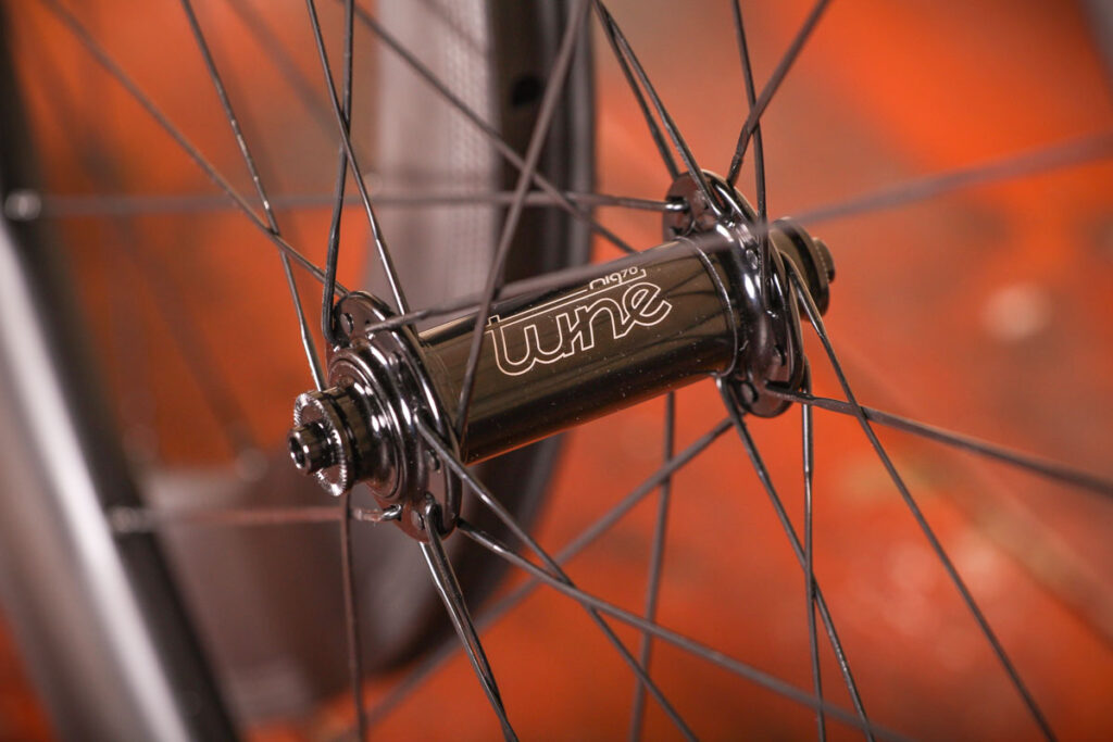 aera_ar_55_tubeless_wheelset_-_front_hub.jpg