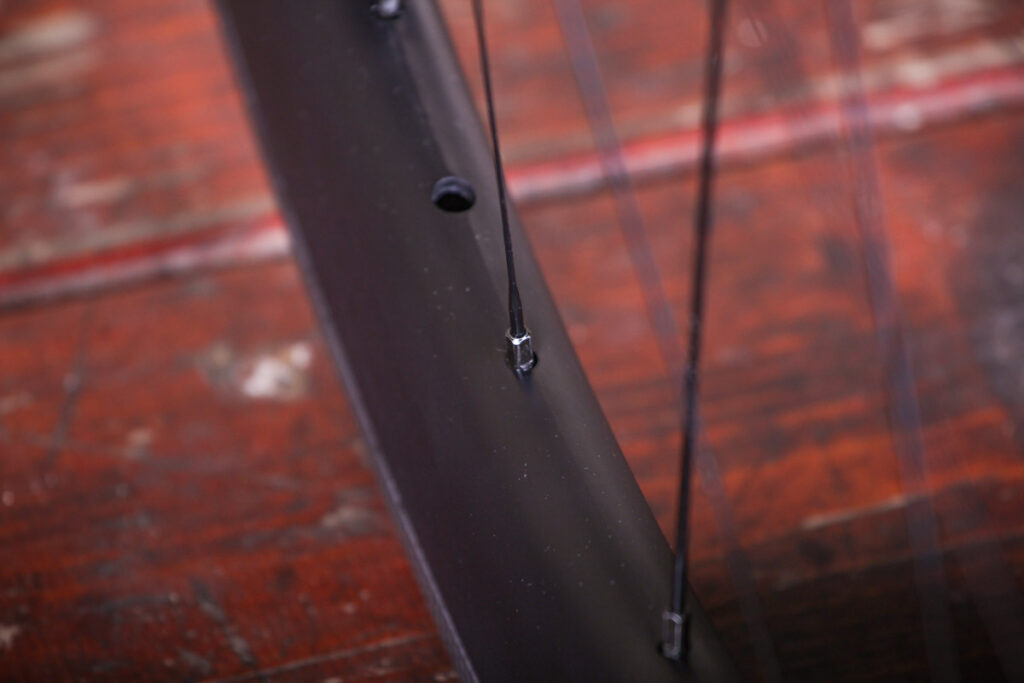 aera_ar_55_tubeless_wheelset_-_spoke_nipple.jpg