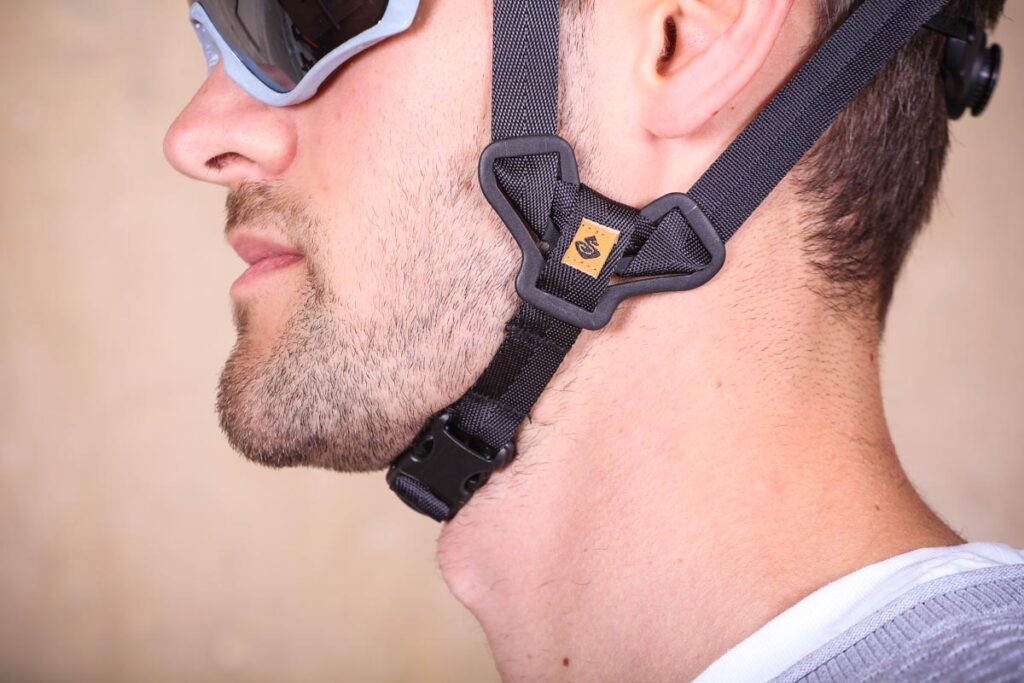 sweet_protection_outrider_helmet_-_strap.jpg