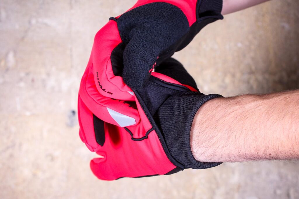 BTwin 500 Winter Cycling Gloves – cuff.jpg