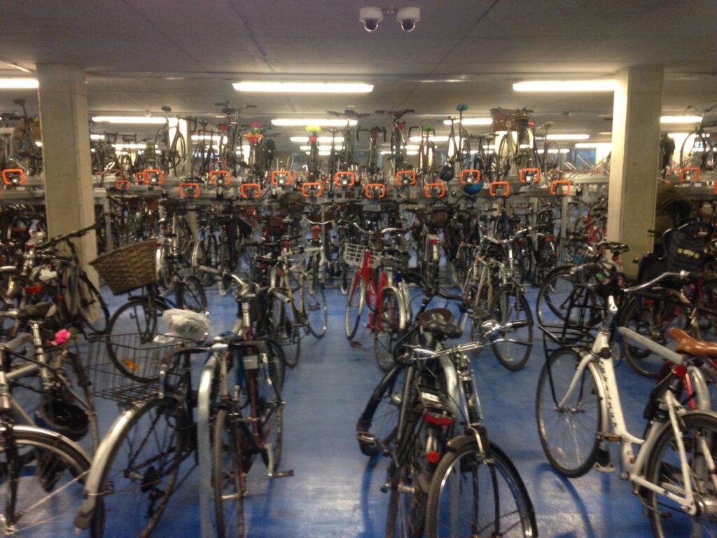Cambridge Railway Station CyclePoint 04 (copyright Simon MacMichael).JPG