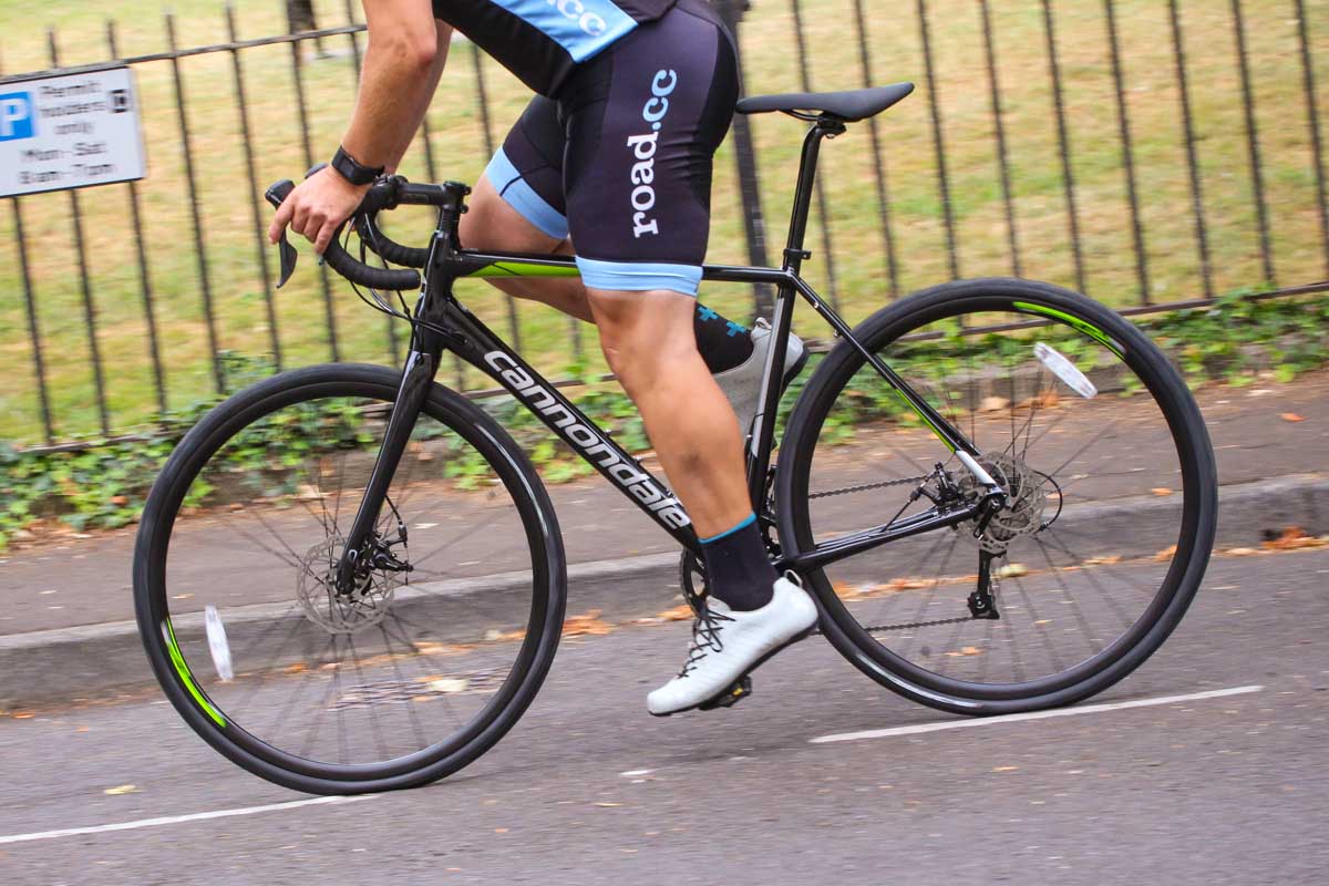cannondale_synapse_disc_sora_-_riding_4