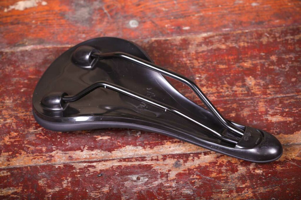Fabric Scoop Sport saddle – underside.jpg