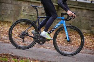 Canyon Ultimate CF SLX Disc 9.0 Movistar - riding 1.jpg