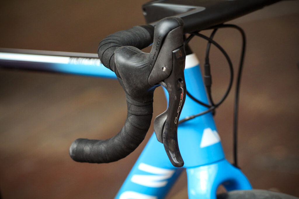 canyon_ultimate_cf_slx_9.0_disc_movistar_edition_12spd_campagnolo_-_bar_and_shifter.jpg