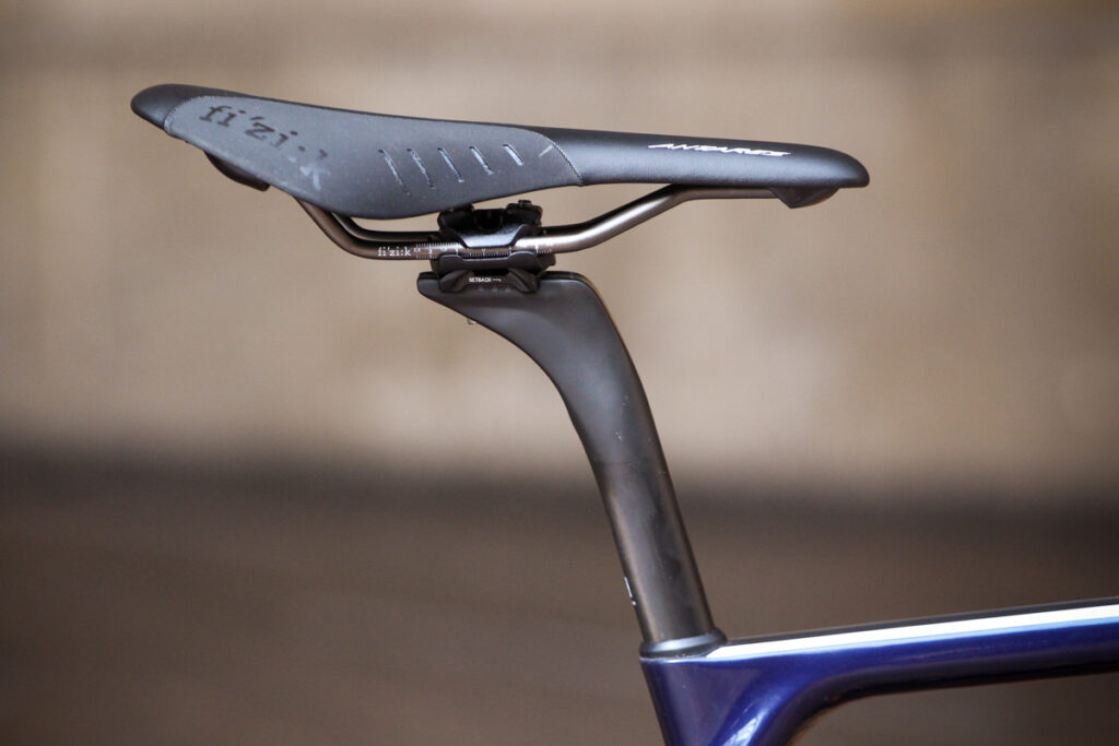 canyon_ultimate_cf_slx_9.0_disc_movistar_edition_12spd_campagnolo_-_saddle_and_post.jpg