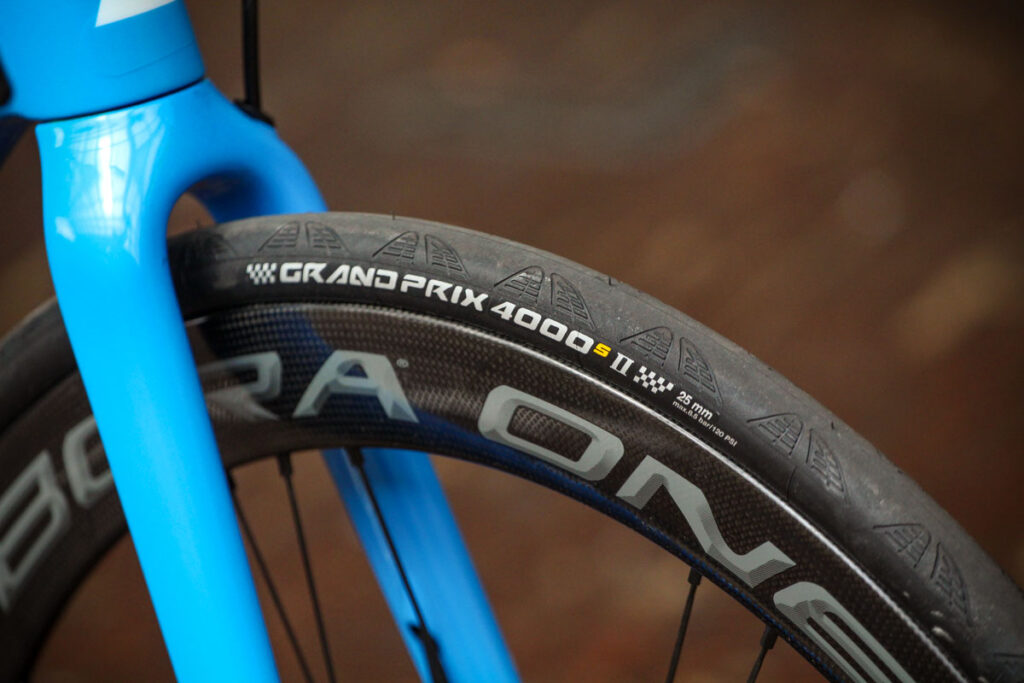 canyon_ultimate_cf_slx_9.0_disc_movistar_edition_12spd_campagnolo_-_tyre.jpg