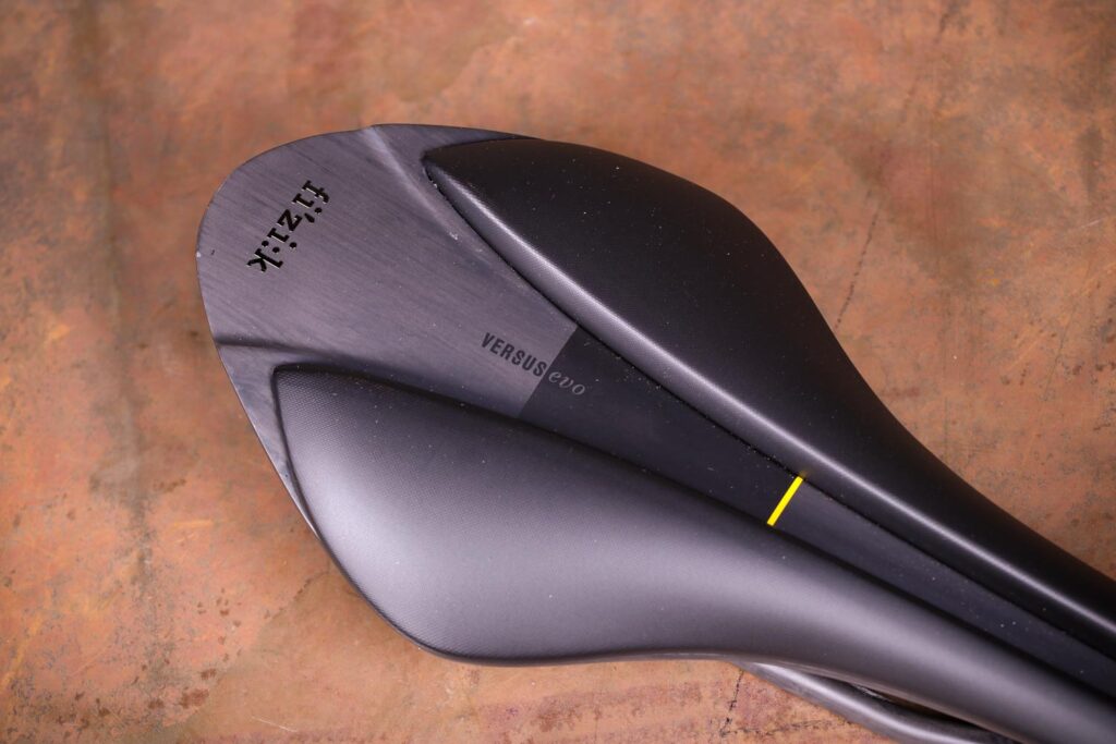 Fizik Arione 00 Versus Evo – rear 2.jpg