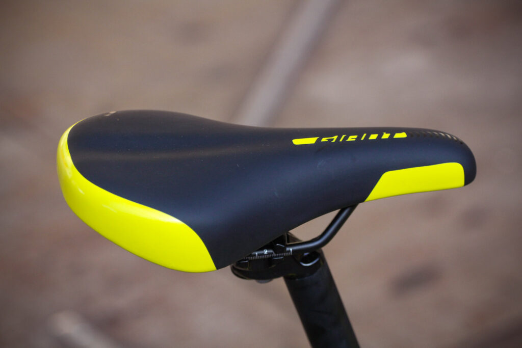 Giant ARX 24 – saddle.jpg