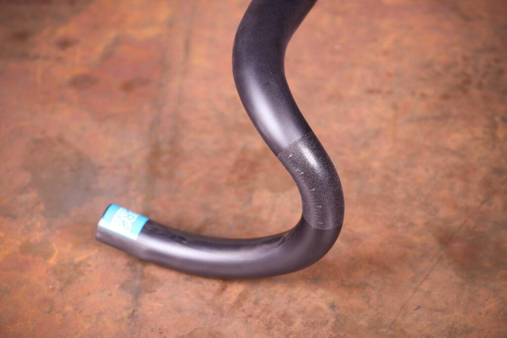 Pro PLT Carbon handlebar – detail 1.jpg