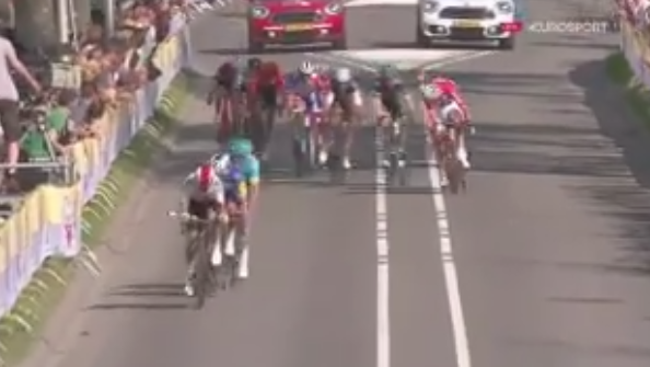 Amstel Gold Race 2019 finish via Europsort on Twitter.PNG