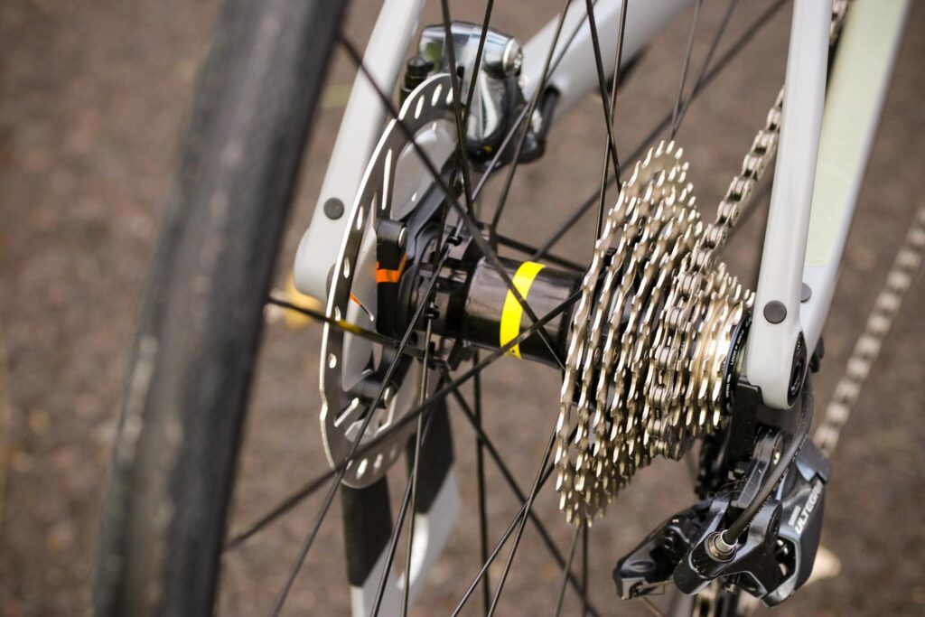 BMC Roadmachine 02 Two – rear hub.jpg