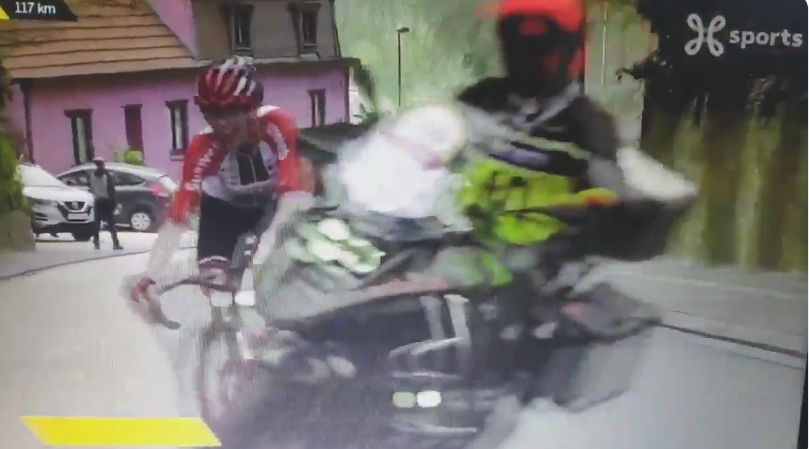 Liane Lippert Brabantse Pijl moto (via Twitter).PNG