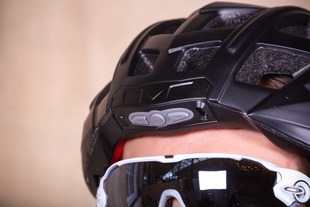 livall_bling_helmet_bh60se_-_buttons.jpg