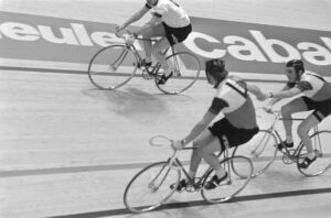 Peter Post handlsings Patrick Sercu at Rotterdam Six Day, 1971