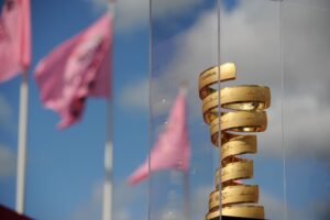 Giro d’Italia trophy with flags (picture Fabio Ferrari – LaPresse – RCS Sport)