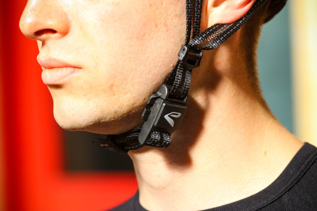 Ekoi Legende helmet – strap.jpg