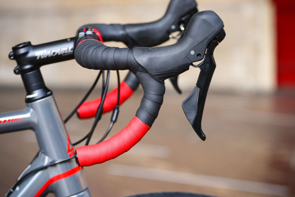 Fuji Roubaix 1.3 Disc – bar and shifter.jpg