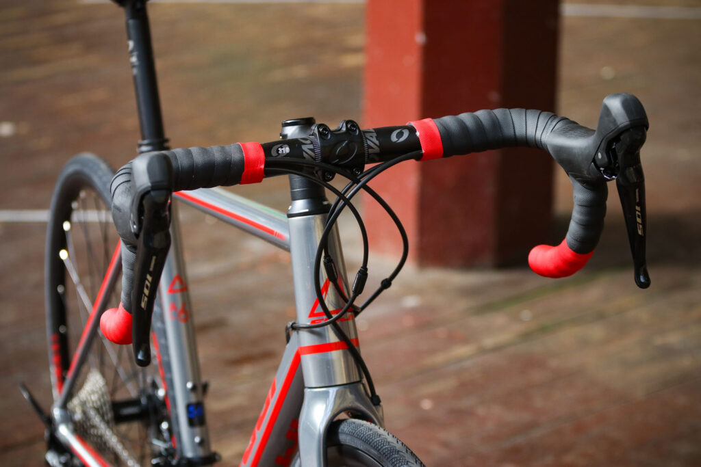 Fuji Roubaix 1.3 Disc – bars.jpg