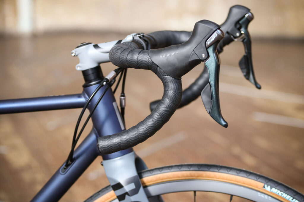 Rondo HVRT AL – bars and shifter.jpg