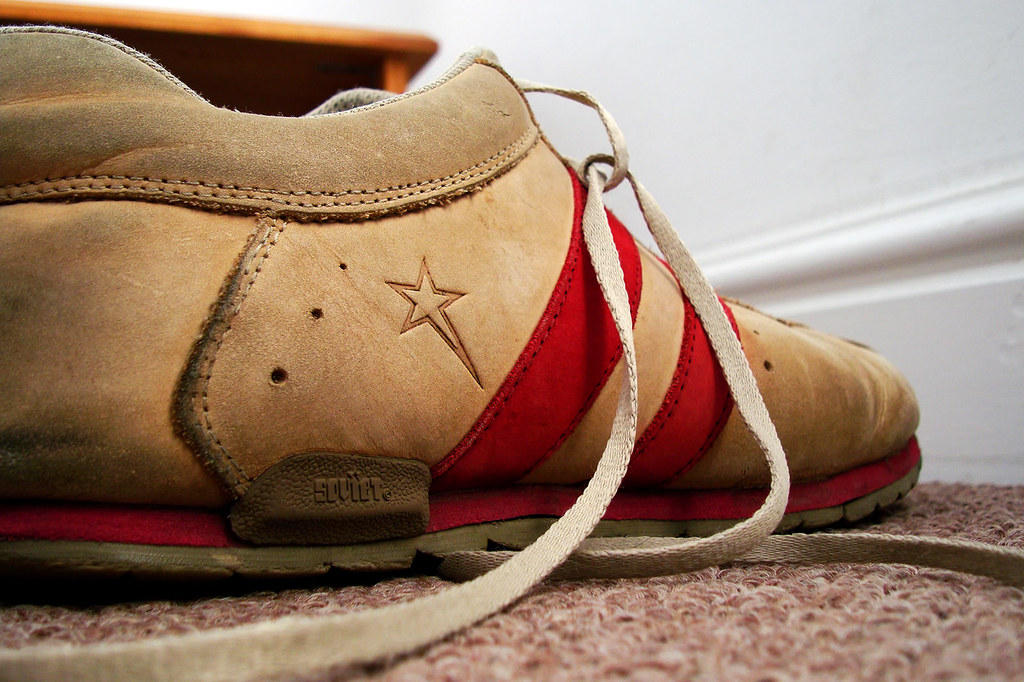 Shoelaces (licesed CC BY-SA 2.0 by Warrenski on Flickr)