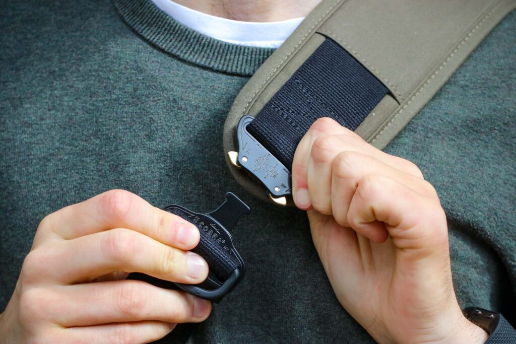 Trakke Wee Lug messenger bag – strap undoing clip.jpg