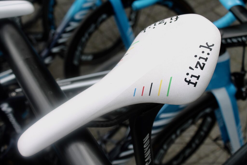 Tour de France 2019 Valverde rainbow saddle – 1.jpg
