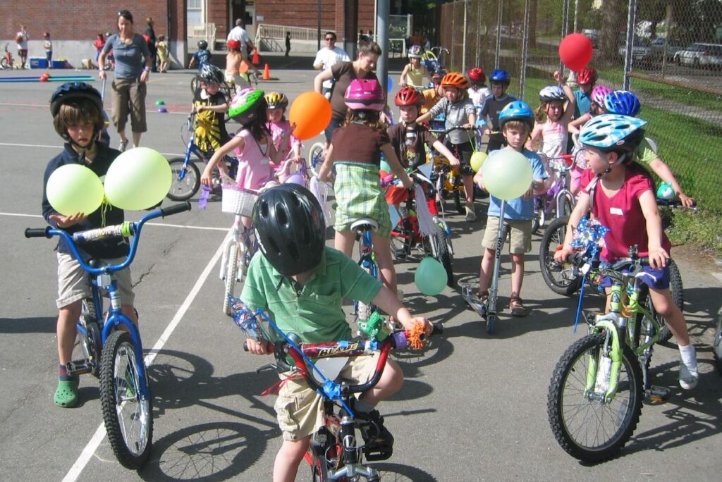 Kids on bikes (CC licensed image by Anne and Tim:Flickr)