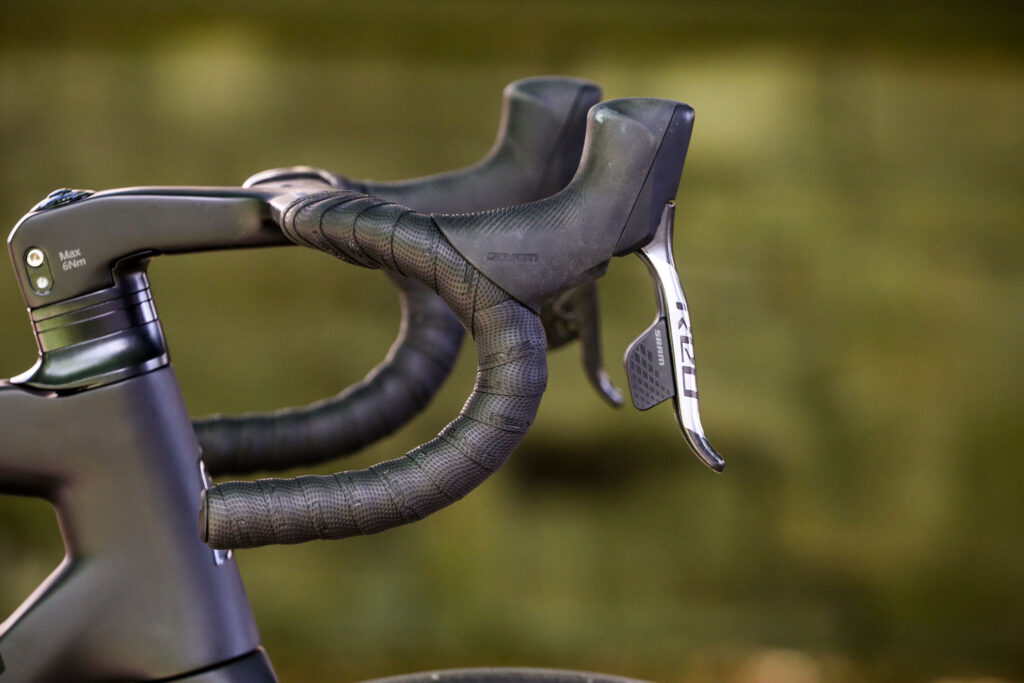 Ribble Endurance SL R Series Disc – bar and shifter.jpg