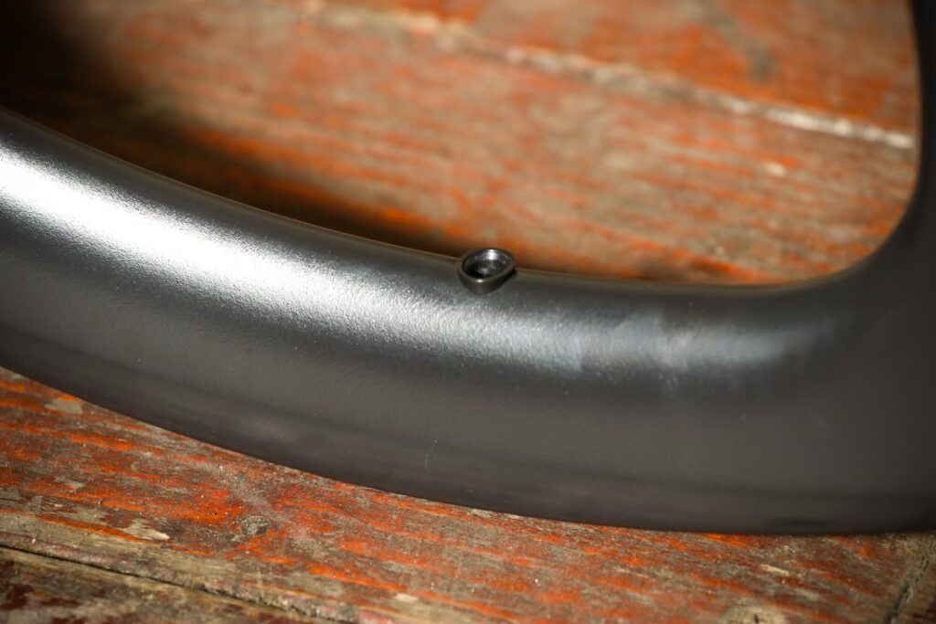 Spengle Naked Carbon wheelset – valve hole.jpg