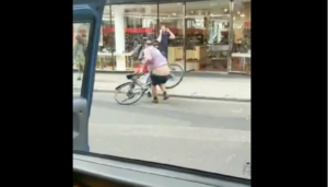 Taxi driver confronts cyclist (via Yorkshire_G on Twitter).PNG
