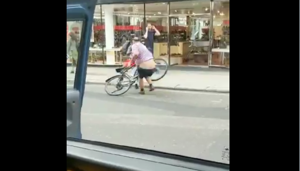 Taxi driver confronts cyclist (via Yorkshire_G on Twitter).PNG