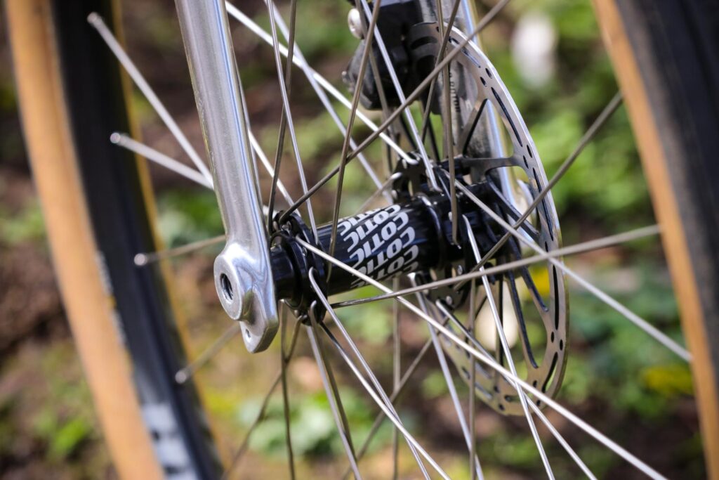 Cotic Escapade – front hub.jpg