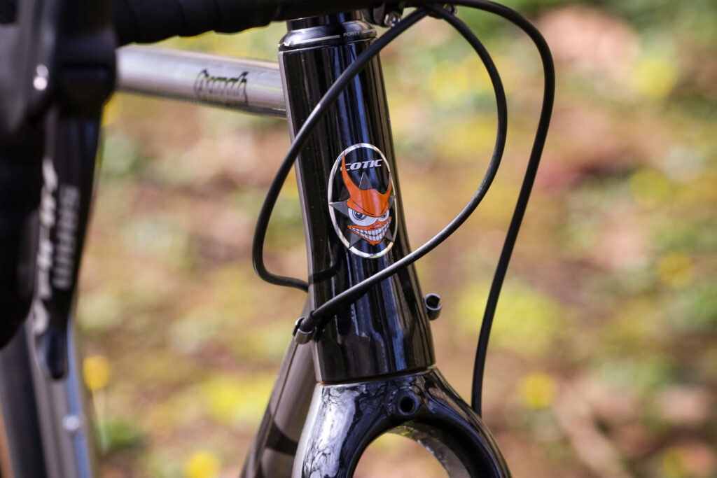 Cotic Escapade – head tube badge.jpg