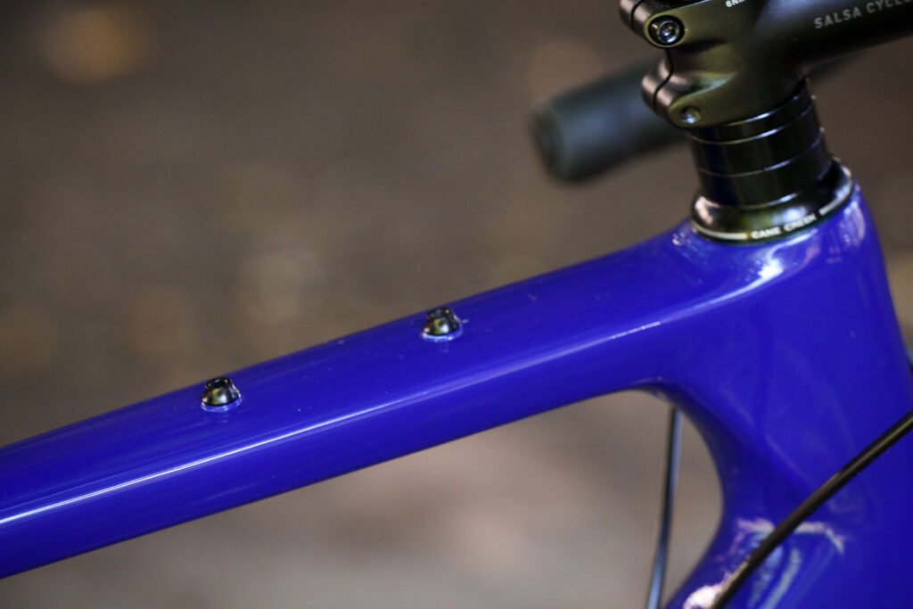 Salsa Warroad – bosses top tube.jpg