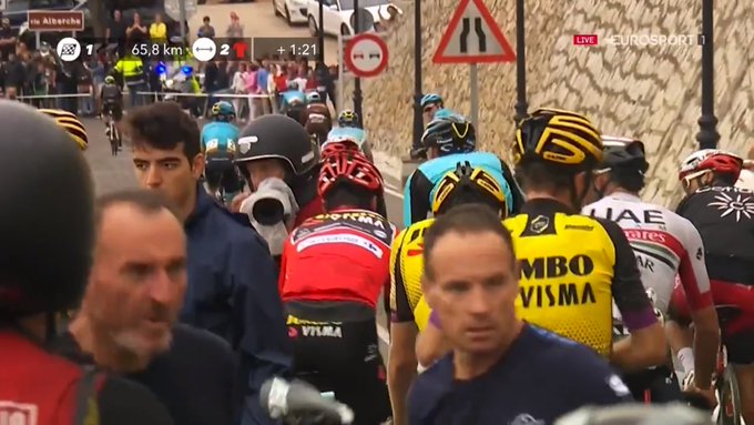 Vuelta S19 crash