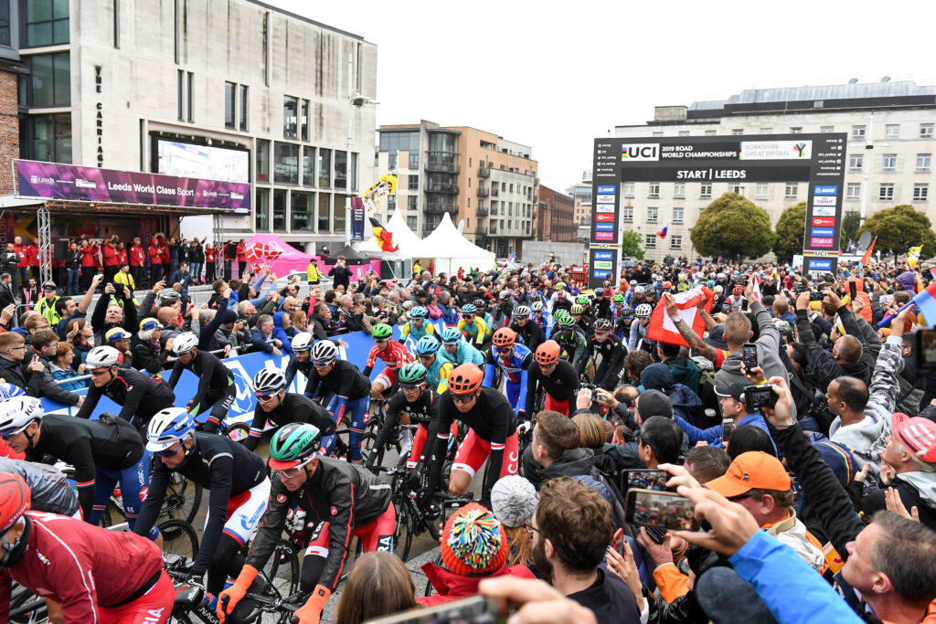 Yorkshire 2019 men’s road race start (picture SWPix.com).JPG