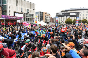Yorkshire 2019 men’s road race start (picture SWPix.com).JPG