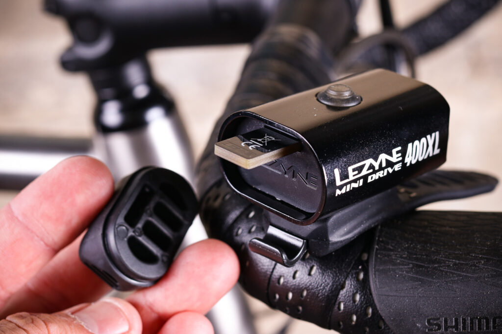 Lezyne Mini Drive 400XL – USB port.jpg