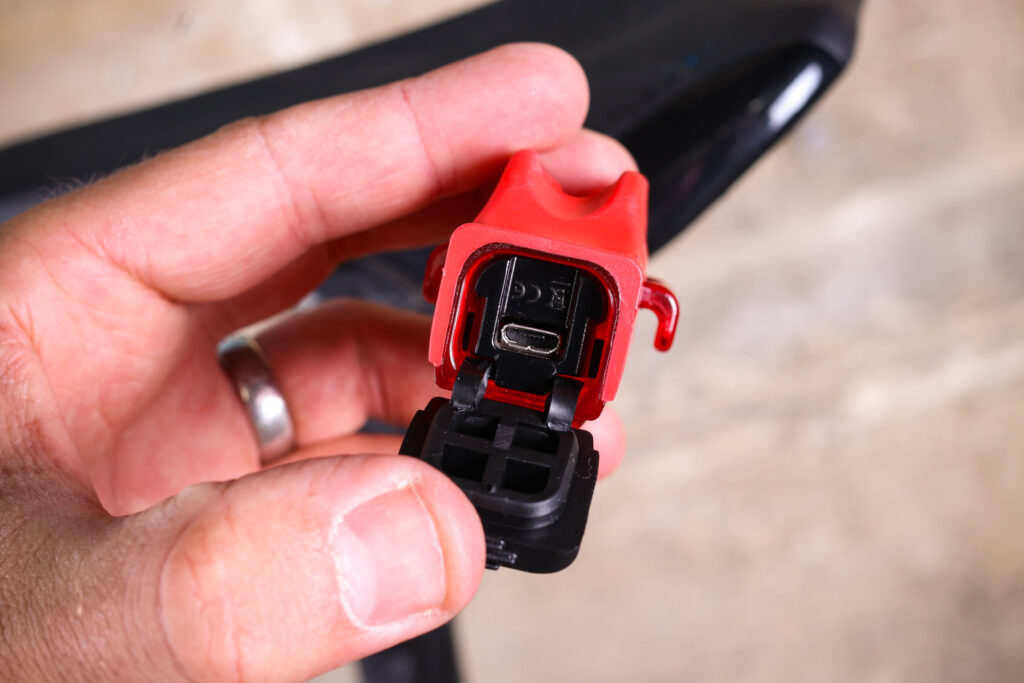 Lezyne Strip Drive Pro 300 – USB port.jpg