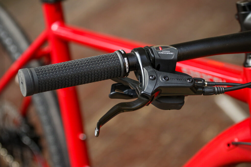 Saracen Levarg FB – bar and shifter.jpg