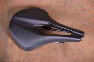 Fizik Tempo Argo R3 saddle - top.jpg