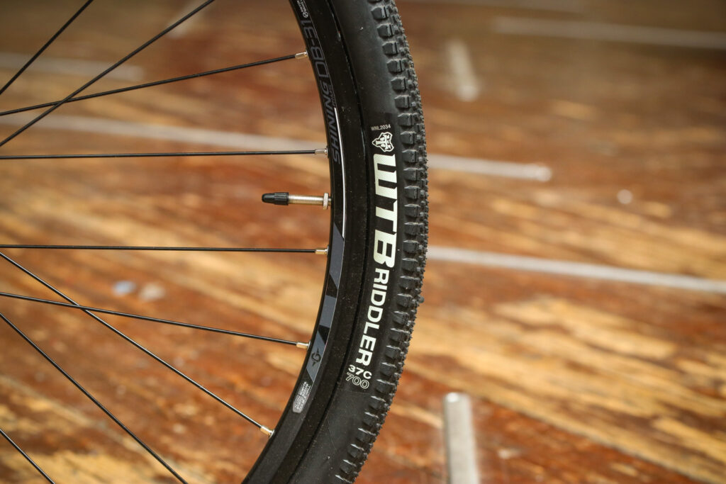 genesis-cda-20-rim-and-tyre.jpg
