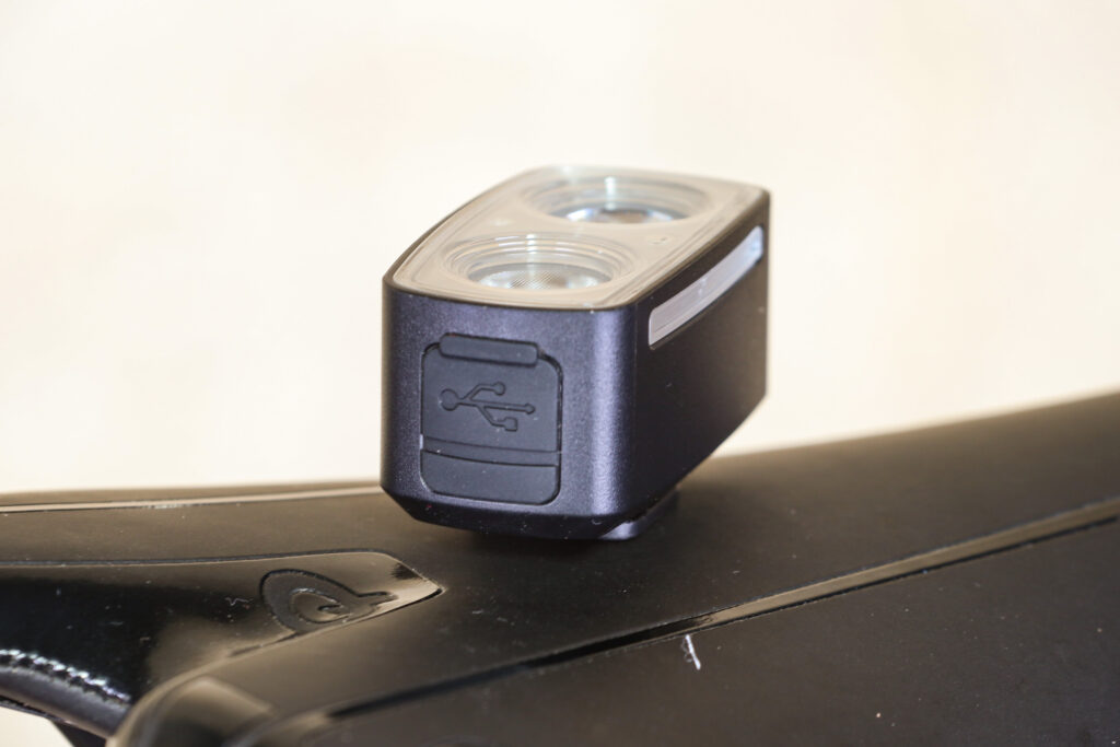 Giant Recon HL 200 – USB charging port.jpg