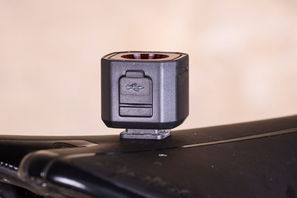 Giant Recon TL 100 – USB charging port.jpg