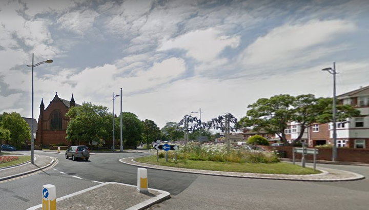 Station Road roundabout, Hoylake (via Google Street View).PNG